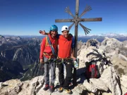 Checker Tobi (rechts) mit Bergführer Simon Gietl auf dem Gipfel der Großen Zinne in Südtirol.