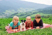 v.li.: Nelly Spieker (Jule-Marleen Schuck), Hund Cookie, Paulina Kulka (Tabea Hug) und Pawel Kulka (Moritz Knapp).