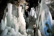 Scarisoara Höhle bei Nucet, unterirdische Gletscher der Karpaten.