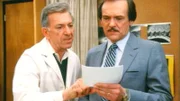 Quincy (Jack Klugman, li.) und Dr. Asten (John S. Ragin)