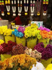 Handwerk des Blumenflechtens in George Town, Penang, Malaysia.
