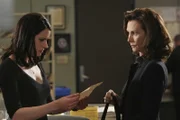 Elizabeth Prentiss (Kate Jackson, r.) bittet ihre Tochter Emily (Paget Brewster, l.) um Hilfe ...