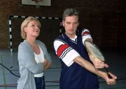 Dr. Schmidt (Walter Sittler) zeigt Nikola (Mariele Millowitsch), wie man einen Badminton-Schläger hält.