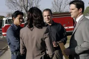 (v.l.n.r.) Lt. Ricardo Vega (Anthony Ruivivar); Emily Prentiss (Paget Brewster); Jason Gideon (Mandy Patinkin); Aaron Hotchner (Thomas Gibson)