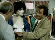 Lt. Columbo (Peter Falk, re.) zeigt Lt. Schulz (Floyd Levine) den wahren Mörder von Teresa Goren.