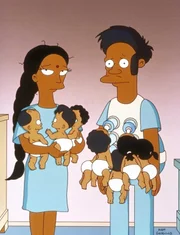 Stolz präsentieren sich Manjula (l.) und Apu (r.) als Eltern von Achtlingen.