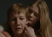 Mona (Gro Swantje Kohlhof, r.) sorgt sich um ihre Mutter Marlene (Sandra Hüller, l.), die immer wieder von schlimmen Albträumen geplagt wird.