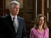 Karen Campbell (Cynthia Gibb, re.) wird beschuldigt ihre Adoptivtochter vergiftet zu haben. Ihr Anwalt Oliver Gates (Barry Bostwick, li.) versucht den Richter von einem Unfall zu überzeugen...