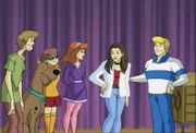 Dogge Scooby-Doo und die vier jungen Detektive von Mystery Inc.  setzen sich für mysteriöse Fälle ein: Dieses Mal braucht eine junge Frau ihre Hilfe. V.li.: Neville, Velma, Daphne, eine junge Frau und Fred