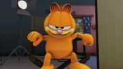 Garfield ist irgendwann so genervt von Renfrews andauerndem Gemecker, dass er beschließt, ihm ein Leben als Katze zu ermöglichen.