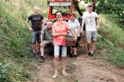 Alenka Makuc Zagozen (Mi.) und ihre Familie ernten Kirschen: Die Ernte aus dem eigenen Anbau verkauft sie auf dem Zentralmarkt in Ljubljana.