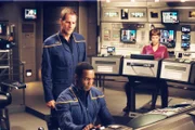 Bei einem Testflug der Enterprise mit Warp 4,9 ist Trip ins Koma gefallen. T'Pol (Jolene Blalock, r.), Archer (Scott Bakula, l.) und Travis (Anthony Montgomery, M.) machen sich große Sorgen um ihn ...