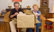 Jede Woche finden die Allestester eine neue, aufregende Lieferung eingepackt vor ihrer Haustüre, um sie auf Herz und Nieren zu testen. Was wohl im Päckchen drin ist? Ingrid (80) und Otto (79) sind gespannt!