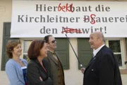 Bei der Ortsbegehung des Gemeindesaals wartet auf die Kirchleitners eine Überraschung. Von links: Maria (Daniela März), Rosi (Brigitte Walbrun), Hubert (Bernhard Ulrich) und Franz Kirchleitner (Anton Pointecker).