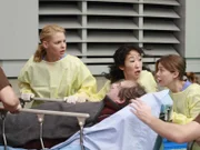 Während Izzie (Katherine Heigl, l.), Cristina (Sandra Oh, M.) und Meredith (Ellen Pompeo, r.) einen Patienten entgegennehmen, rast ein anderer Krankenwagen in die Notaufnahmeeinfahrt. Sie können sich gerade noch in Sicherheit bringen ...