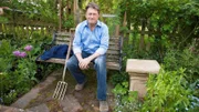 Alan Titchmarsh reist durch das Land, um einige der schönsten Hausgärten Großbritanniens zu finden. Er möchte den Zuschauern inspieren und ihnen zeigen, wie sie den Look mit minimalem Aufwand selbst nachbilden können.