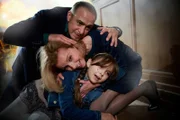 Semir (Erdogan Atalay) wirft sich schützend über Andrea (Carina Wiese) und Ayla (Pauletta Pollmann).
