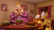 Garfield hungert, denn Jons Besuch scheint ähnlich viel zu verdrücken wie der Kater.