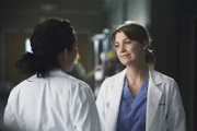 Während Cristina (Sandra Oh, l.) versucht Meredith (Ellen Pompeo, r.) etwas wichtiges zu erzählen, betreut Lexie einen Patienten, der an starker Migräne leidet, und entlässt ihn mit einem Schmerzmittel, allerdings mit fatalen Folgen ...