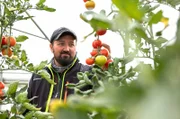 Gemüsegärtner Constantin Maftei arbeitet auf Gut Wulfsdorf. Hier, nordöstlich von Hamburg, betreibt man biodynamische Landwirtschaft.