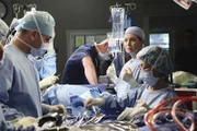 Versucht alles um Leben zu retten: Meredith (Ellen Pompeo, 2.v.r.) ...