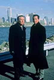 Briscoe (Jerry Orbach, li.) und Curtis (Benjamin Bratt)