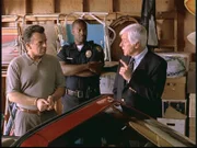 Mark Sloan (Dick Van Dyke, r.) fühlt John (l.), dem Mann einer alten Freundin, auf den Zahn. Er wird verdächtigt, seinen Nachbarn umgebracht zu haben.