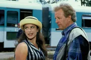 2. Gaby (Christine Neubauer, li.) hat sich von ihrem Mann getrennt. Hans (Gerhart Lippert, re.) will sie überzeugen, mit ihm nach Kanada zu fliegen.