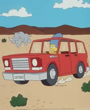 Marge gelingt es, mit dem Wagen ein riesiges Rhinozeross abzulenken, um Homer zu retten.