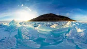 Das zerberstende Eis an den Ufern des Baikalsees ist ein Naturschauspiel.