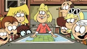 v.li.: Lily, Luan, Lori, Lisa, Rita, Lynn, Lynn Sr., Leni, Lincoln