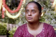 Jeshnas (Nadie Kammallaweera) Kinder treibt es in den Wahnsinn, dass sie jeden mit ihrer Bekehrungsgeschichte bedrängt.