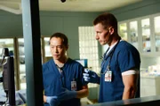 Dr. Topher Zia (Ken Leung, l.), Dr. Drew Alister (Brendan Fehr)
