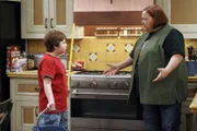 Haushälterin Berta (Conchata Ferrell, r.) teilt Jake (Angus T. Jones, l.) zum Toilettenputzen ein. Solange, bis der Junge lernt, dieses ordnungsgemäß zu benützen ...