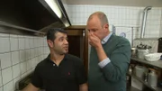 Das Team vom "XXL-Food-King" hofft auf die Hilfe von Frank Rosin (r.) - denn das Gladbecker Restaurant steht kurz vor dem wirtschaftlichen Aus: Restaurantleiter Besim Irak (l.) ...