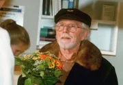 Opa Friedrich (Fred Delmare) will Pia Heilmann besuchen und erfährt von der Einlieferung Ursula Fröses (Dorit Gäbler).