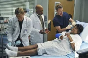 Mark (Eric Dane, r.) und Owen (Kevin McKidd, l.) kümmern sich um Richard Webbers (James Pickens, Jr., M.) Frau Adele (Loretta Devine, liegend), die erneut im Krankenhaus behandelt werden muss ...