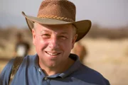 Professor Matthias Wemhoff beim Dreh in der Wüste von Namibia.