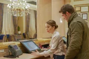 Die Rezeptionistin (Mariya Severilova) eines Luxushotels in Odessa hilft Serhij (Sergej Strelnikow), die Identität einer Leiche aufzuklären.