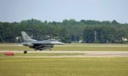 Obwohl die F-16 als Mehrzweckkampfflugzeug eingesetzt wird, entspricht ihre dynamische Form eher einem Jagdflieger.
