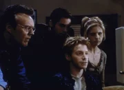 (v.l.n.r.) Giles (Anthony Stewart Head), Xander (Nicholas Brendon), Oz (Seth Green) und Buffy (Sarah Michelle Gellar) suchen im Internet nach Hinweisen, wie man den Dämon, besiegen kann.
