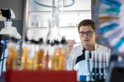 Elias (Stefan Ruppe) überprüft im Labor eine Gewebeprobe.