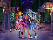 Deuce, Tor Alei, Heath, Draculaura, Clawdeen, Frankie Lagoona und Cleo (v.li.n.re.) sind Schüler:innen auf der Monster High.