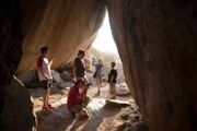 Professor Matthias Wemhoff fotografiert die Höhlenmalereien des Naturvolks der San in Namibia.
