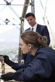 Booth (David Boreanaz) und Brennan (Emily Deschanel) untersuchen die Leichenteile, die über Kilometer verstreut auf einer Bahnstraße gefunden wurden.