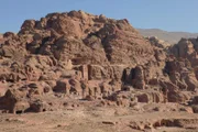 Als Petra im 19. Jahrhundert von europäischen Forschungsreisenden entdeckt wurde, gab sie zunächst Rätsel auf: Ihre Architektur erinnerte an die größten Gebäude Roms oder Alexandriens, doch die Zivilisation, die sie hervorgebracht hatte, war völlig unbekannt.