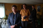 Frau Fritzsche (Katharina Spiering, M.) zeigt den Kommissaren Robert Winkler (Kai Scheve, r.) und Karina Szabo (Lara Mandoki, l.) das Zimmer von Ado Nyangabo, dem Freund des verschwundenen Mädchens Mia Ott.