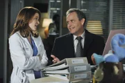 Während Richard Webbers Frau Adele erneut im Krankenhaus behandelt wird, entdeckt April (Sarah Drew, l.), dass mehr an Dr. Stark (Peter MacNicol, r.) dran ist, als zunächst vermutet wird ...