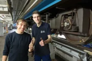 Checker Tobi (links) hilft Techniker Martin bei der Routinekontrolle einer U-Bahn. Alle fünf Wochen werden die Züge überprüft.