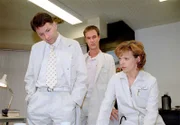 Dr. Roland Heilmann (Thomas R¸hmann, li.), Dr. Achim Kreutzer (Holger Daemgen, Mitte) und Dr. Kathrin Globisch (Andrea Kathrin Loewig, re.) diskutieren über die Nierentransplantation von Pias Schwester Ursula Fröse